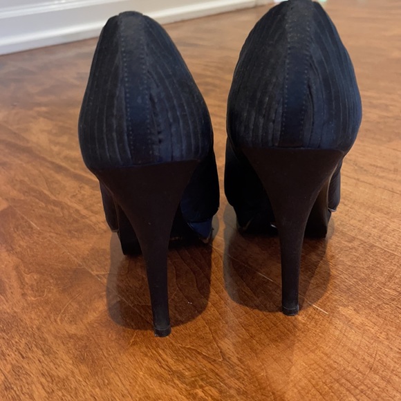 BCBG black heels size 7.5 - Picture 2 of 3